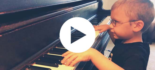 Con 6 años y casi ciego toca el piano de manera autodidacta