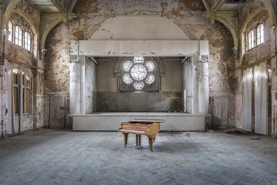Requiem Pour Pianos, el trabajo de Romain Thiery donde fotografía pianos abandonados.
