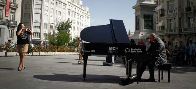 Tu ciudad se llena de pianos
