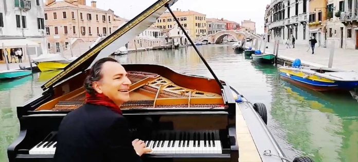 Paolo Zanarella toca el piano en los canales de Venecia