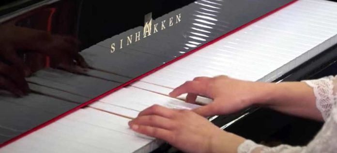 Sinhakken, el piano de cola sin teclas negras
