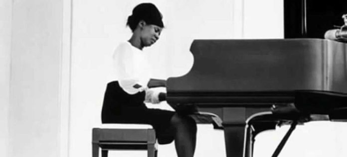 Alice Coltrane pianista, organista, arpista y compositora de Jazz