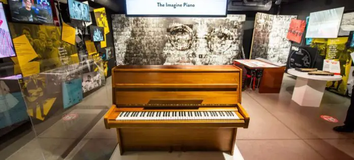 El piano de John Lennon se expone en Strawberry Field