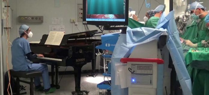Operan un tumor con un piano en el quirófano