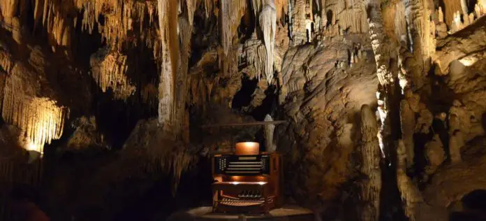 El órgano que toca Claro de Luna con las estalactitas de la cueva