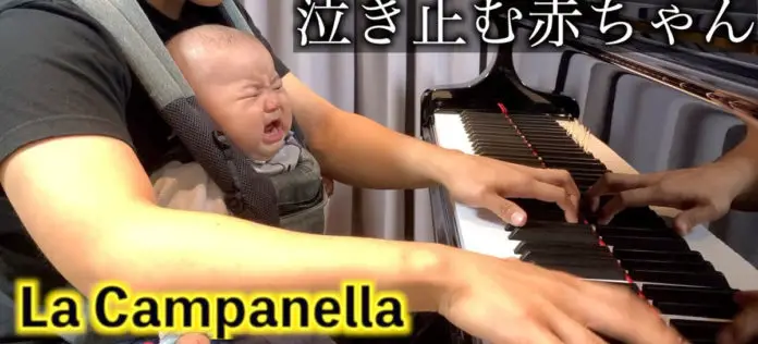 Pianista calma a su bebé tocando La Campanella