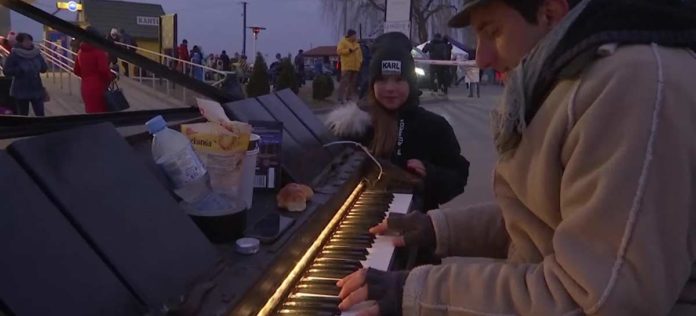 Pianista recibe a los refugiados ucranianos en la frontera con Polonia