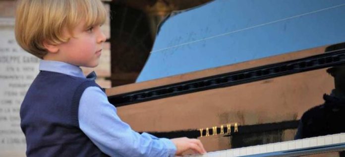 Prodigio de 5 años sorprende con su interpretación de Mozart al piano