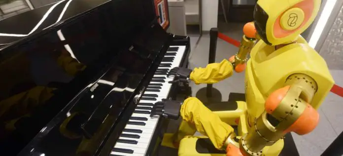 Robot capaz de detectar emociones, toca el piano